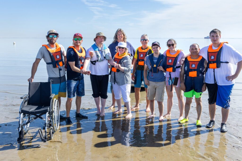 Gruppenfoto am Wattenmeer mit Rollstuhl